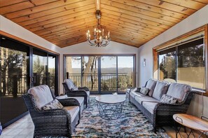 Smart-tv, eldstad, bordsfotboll och ett bordtennisbord