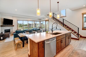 Interior - Luxury Villa 54 I Peloton Bike I Hot Tub I Views I Best Price I Discounted Attractions (Fraser)