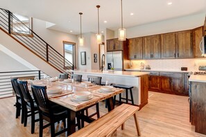 Dining - Luxury Villa 54 I Peloton Bike I Hot Tub I Views I Best Price I Discounted Attractions (Fraser)