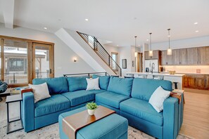 TV connectée, cheminée, jeux vidéo, livres