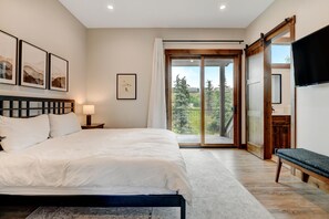 4 habitaciones, escritorio y tabla de planchar con plancha