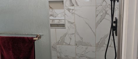 Regadera, bidet, jabón, shampoo
