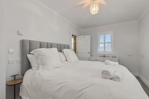 3 bedrooms - Cottage Mews - Seaside Cottage Parking Terrace (Tenby)