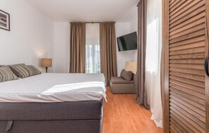 3 bedrooms, iron/ironing board, travel cot, free WiFi