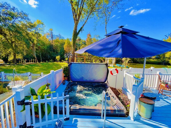 Outdoor spa tub