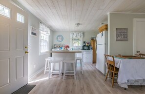 Kylskåp, mikrovågsugn, ugn och spishäll