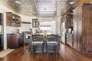 Fridge, microwave, oven, stovetop - Central Scottsdale Desert Oasis family home (Scottsdale)