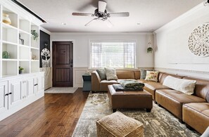 TV connectée, livres, chaîne hi-fi