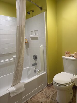 Hårtork, handdukar, tvål och schampo