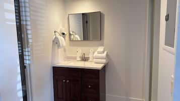 Een haardroger, handdoeken, zeep, shampoo