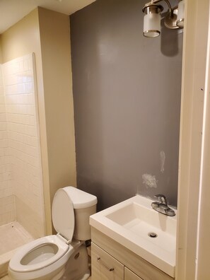 Shower, hair dryer, towels, soap - Brand new Modern one bedroom apt. 10 minute from airport (Humble)
