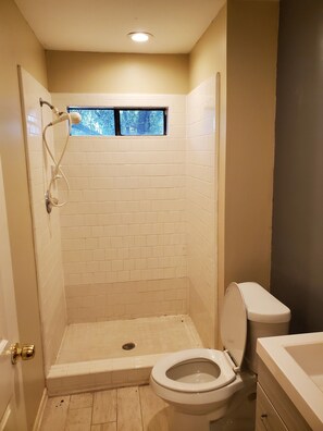 Regadera, secadora de cabello, toallas, jabón 