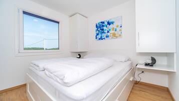 2 bedrooms, travel cot, free WiFi, bed sheets