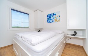 2 bedrooms, travel cot, free WiFi, bed sheets