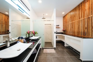 Elite-Studio | Badezimmer | Dusche, kostenlose Toilettenartikel, Handtücher