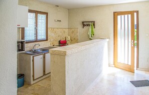 Réfrigérateur, plaque de cuisson, cafetière/bouilloire