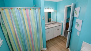 Ensemble douche/baignoire, sèche-cheveux, serviettes fournies