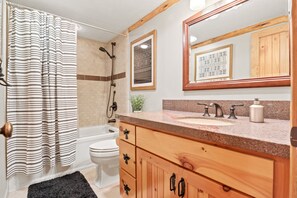 Combined shower/bathtub, hair dryer, towels - RMR: Eagle's Rest 10 Condo in Teton Village (Teton Village)