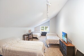 3 bedrooms, iron/ironing board, travel cot, WiFi - Stay Local STR: Peach Street (Champaign)