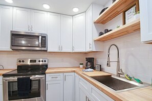 Fridge, microwave, oven, stovetop - Stay Local STR: Peach Street (Champaign)