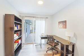 Interior - Stay Local STR: Peach Street (Champaign)