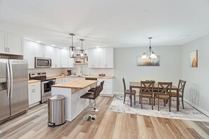 Fridge, microwave, oven, stovetop - Stay Local STR: Peach Street (Champaign)