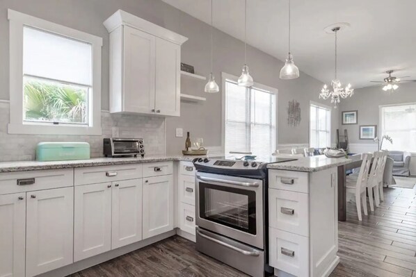 Private kitchen - Fully Renovated Historic Ybor Bungalow (Tampa)