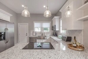 Private kitchen - Fully Renovated Historic Ybor Bungalow (Tampa)