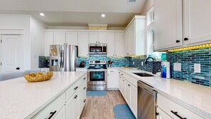 Een koelkast, een microgolfoven, een oven, een kookplaat