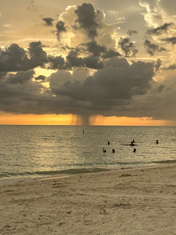 Chaise longue, serviettes de plage