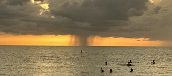 Barefoot Beach Pink Cottage. Heated pool, 1 mile from beach, fast wifi!