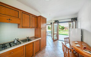 Fridge, microwave, stovetop, cookware/dishes/utensils