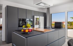 Réfrigérateur, four, plaque de cuisson, lave-vaisselle