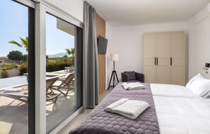 5 bedrooms, travel crib, free WiFi, bed sheets