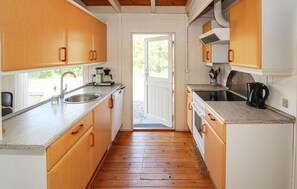 ثلاجة، موقد طهي مسطح، غسالة أطباق