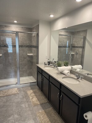 Shower, hair dryer, towels - Beautiful, Designer Decorated Townhouse in Resort Community 7.7Miles from Disney (Kissimmee)