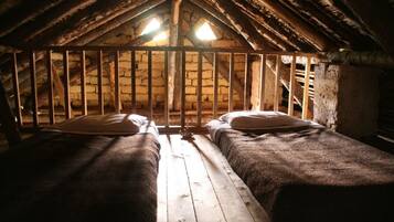 Cubrecamas, decoración personalizada, muebles diferentes y wifi