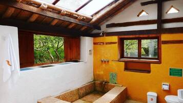 Family Bungalow | Bathroom | Towels, soap, toilet paper