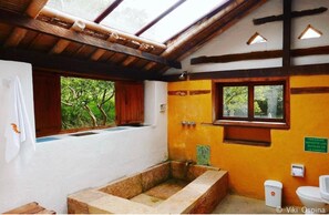 Familie bungalow | Badkamer | Handdoeken, zeep, toiletpapier