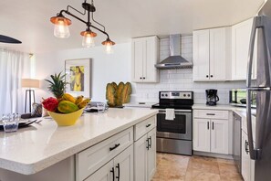 Kylskåp, mikrovågsugn, ugn och spishäll