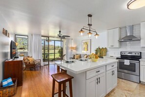 冷蔵庫、電子レンジ、オーブン、コンロ