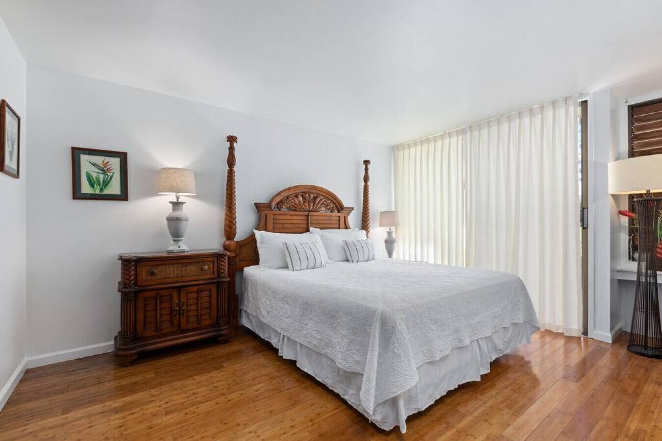 1 間睡房、書桌、熨斗/熨衫板、可攜式嬰兒床