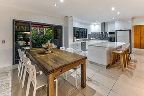 Dining - Villa Tropica (Hamilton Island)