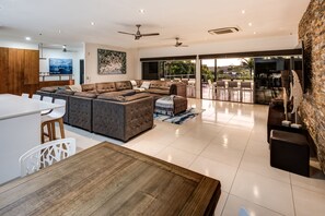 TV - Villa Tropica (Hamilton Island)