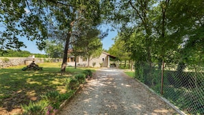 A stone building with a gravel pathway leading to a covered patio area. - Pet friendly home in Svetvincenat (Svetvincenat)