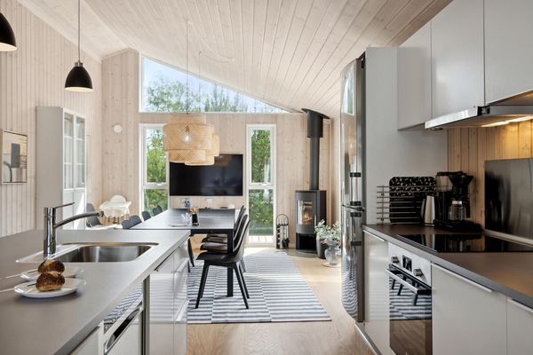 Kjøleskap, kokeplater, oppvaskmaskin og kaffetrakter/tekoker