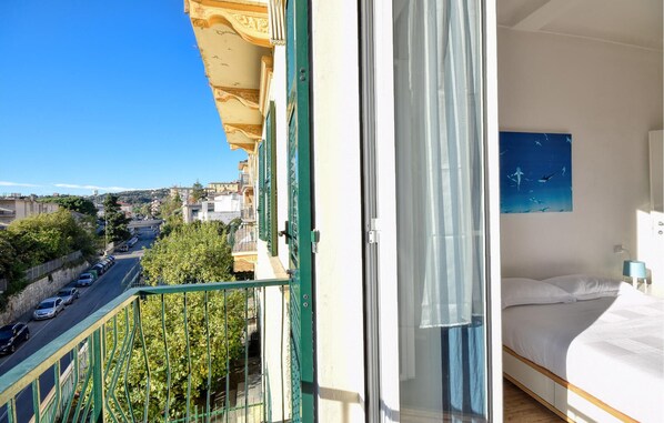 2 chambres, fer et planche à repasser, lit de bébé portatif