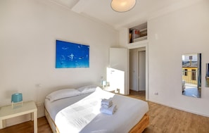 2 chambres, fer et planche à repasser, lit de bébé portatif