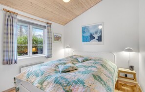 3 dormitorios, tabla de planchar con plancha, cuna de viaje