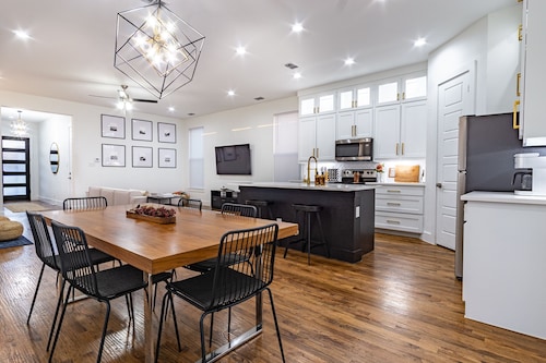 Beautiful Contemporary 4BR near Downtown Dallas